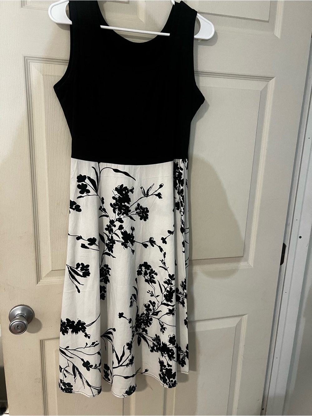 Vintage Women’s Black & White Sleeveless Floral Fit-and-Flare Dress